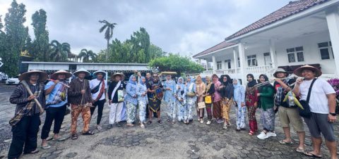 Pegawai Sekretariat DPRD Lampung Selatan Meriahkan Pawai Budaya Lamsel Fest 2025 dengan Yel-Yel Unik