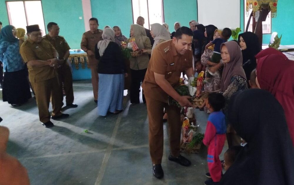 Bupati H M Syukur Launching Sekolah Lansia Desa Pulau Bayur     · Sekaligus Penyerahan Bantuan Genting untuk Bumil dan Balita