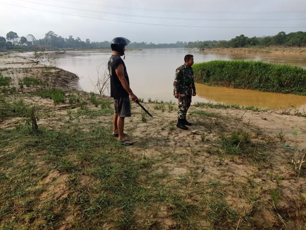 Babinsa Koramil 04/Sarolangun Bersama Warga Patroli Daerah Rawan Longsor dan Banjir