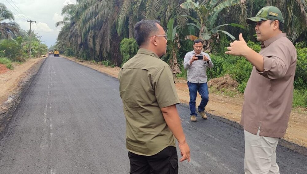 Bupati H M Syukur Lancarkan Jalan dari Desa ke Kota     · Mulai Pengaspalan Hingga Pengerasan Fungsional