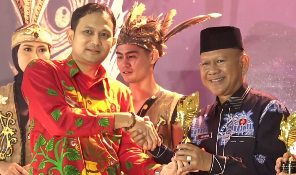 Pariwisata, Merangin Raih API Award 2025     · Diterima Wakil Bupati H A Khafid di Singkawang, Kalimantan Barat