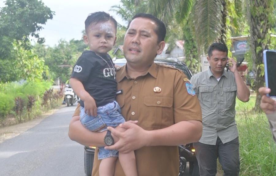 Bupati H M Syukur Selamatkan Seorang Balita dari Maut