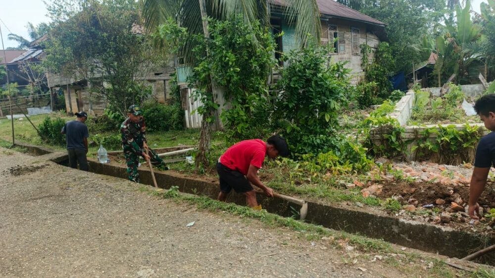 Babinsa Laksanakan Komsos Dan Gotong Royong Bersama Dengan Warga Di Wilayah Desa Binaan 
