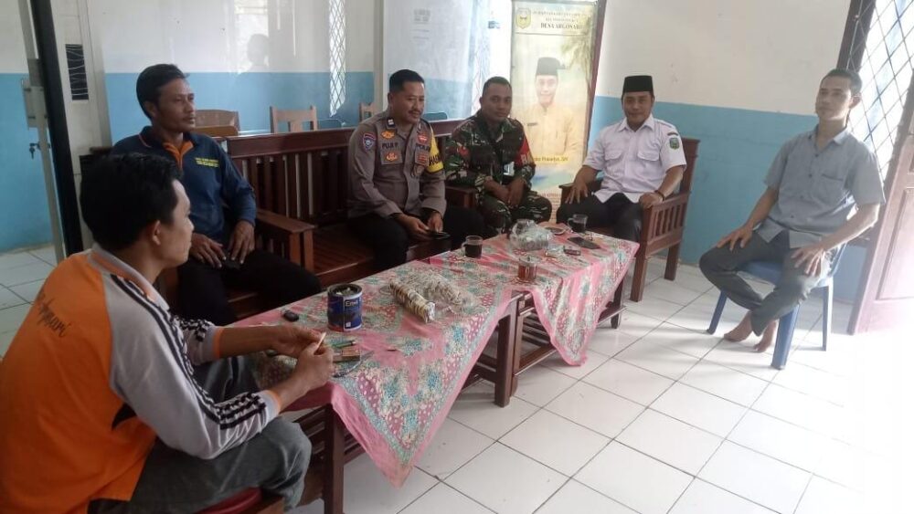 Jaga Sinergitas, Babinsa dan Bhabinkamtibmas Komsos dengan Perangkat Desa di Argosari