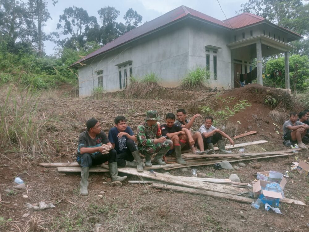 Babinsa Koramil 420-08/Tabir, Peltu Heri Sepriadi.As, Melaksanakan gotong royong Bersama perangkat desa dan warga masyarakat di Desa Sungai Limau,Kec. Tabir Timur.