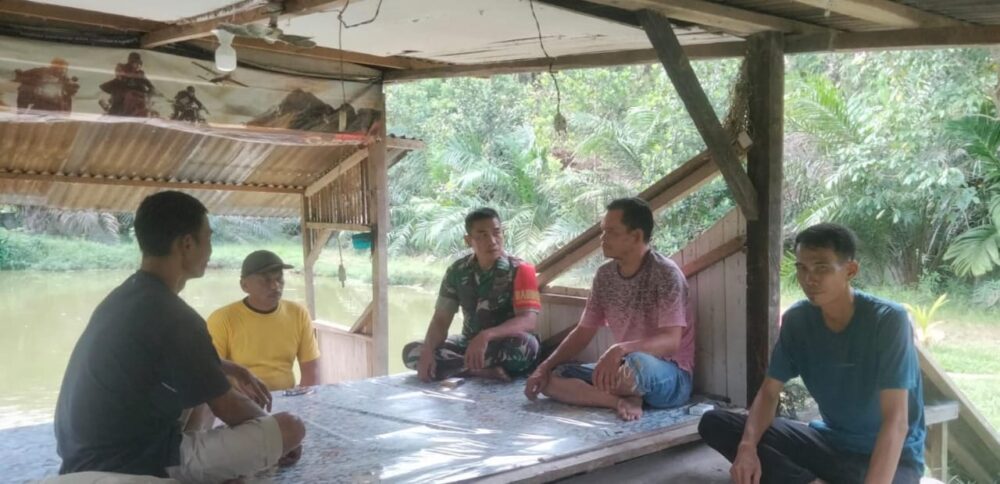 Babinsa Koramil 420-08/Tabir Pererat Silaturahmi Lewat Komsos Bersama Warga Desa Air Liki