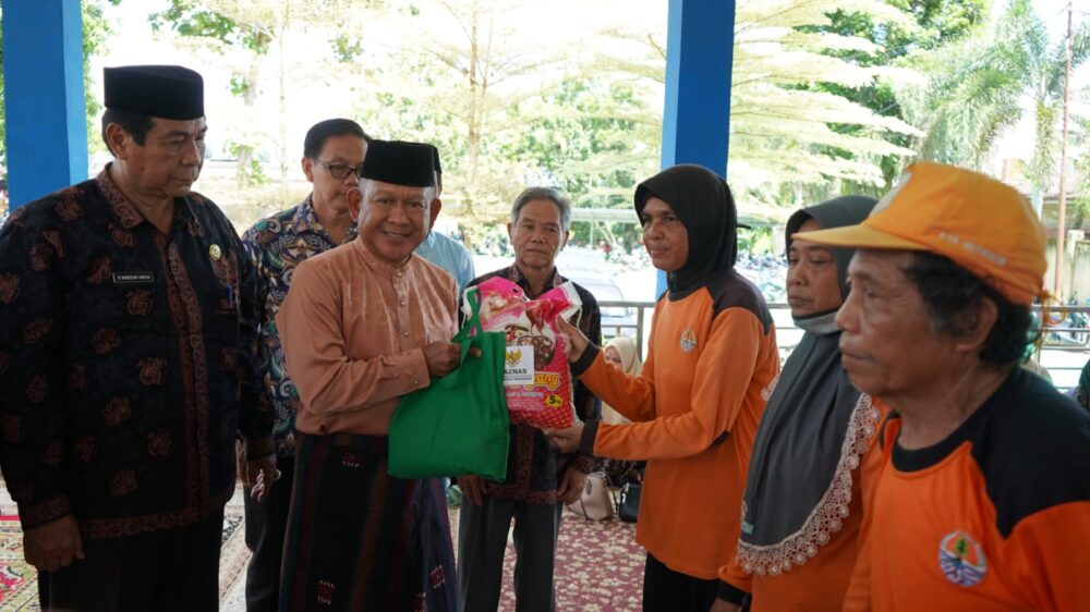 HUT Merangin ke-76, Pemkab dan BAZNAS Salurkan Ratusan Paket Sembako untuk “Petugas Oranye”