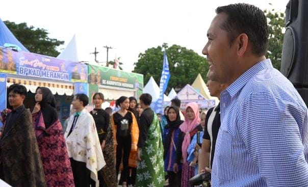 Bupati H M Syukur Serius Saksikan Parade Batik Merangin