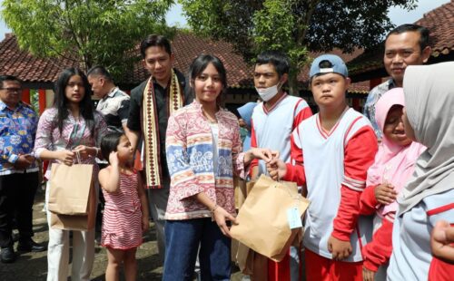 Penuh Empati, Bupati Egi Kunjungi SLB Negeri Sidomulyo Bersama Ketiga Putrinya