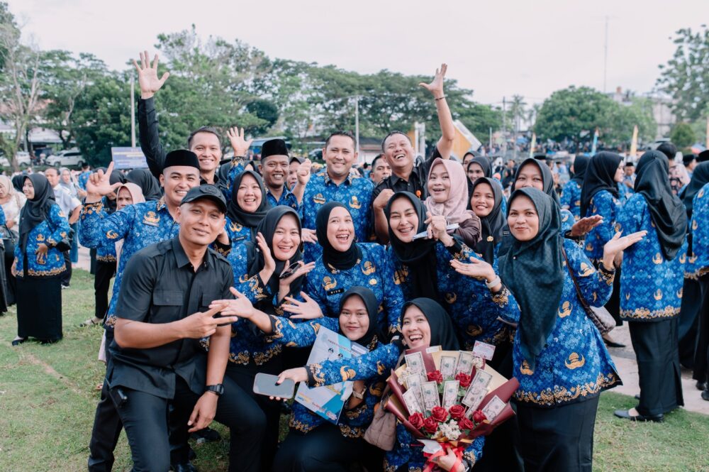 Lantik 3.478 PPPK Paruh Waktu, Bupati M. Syukur: Jangan Permalukan Negeri Ini!