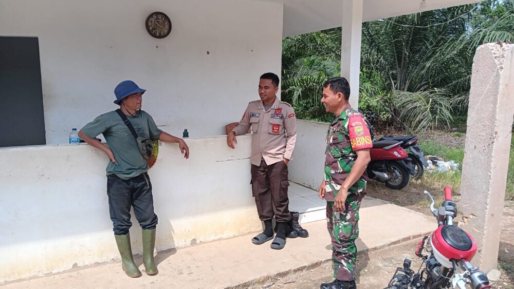 *Babinsa Koramil 420-03/Pauh Laksanakan Komsos, Pererat Silaturahmi dengan Warga Desa Karang Mendapo*