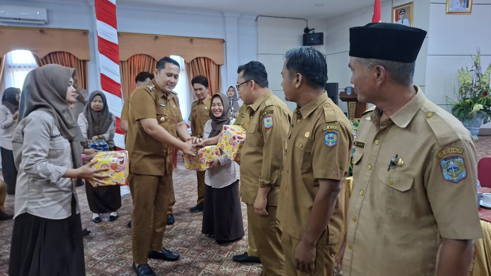 Bupati M. Syukur Beri Reward OPD dan Camat dengan Pencapaian PAD Tertinggi