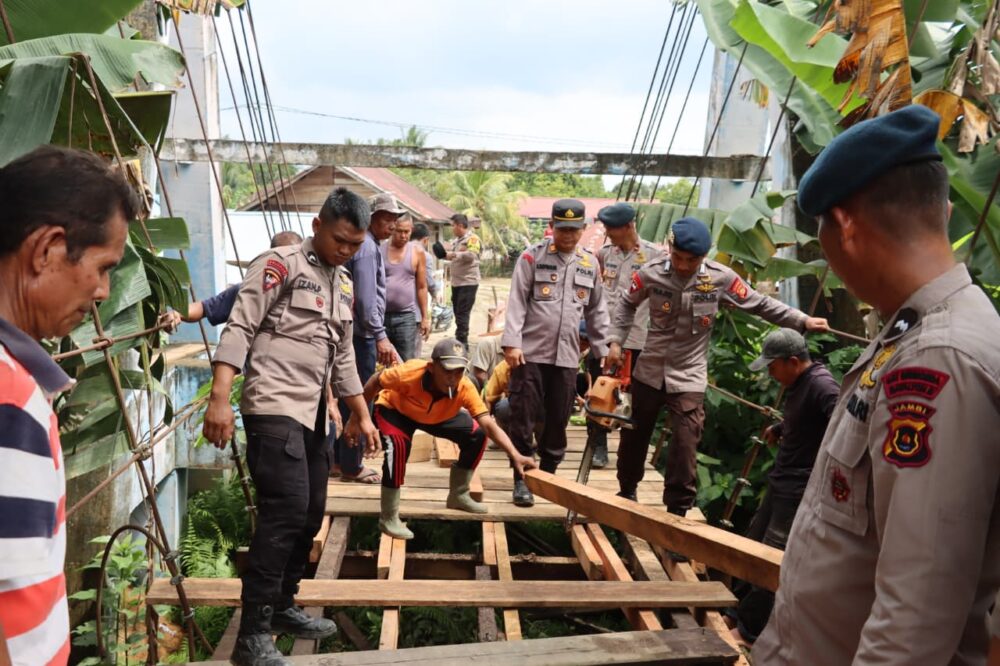 Peduli Masyarakat, Polres Merangin Bersama Batalyon B Pelopor Sat Brimobda Jambi dan Polsek Pamenang Bersama Pemerintah Desa Karang Berahi Perbaiki Jembatan Gantung