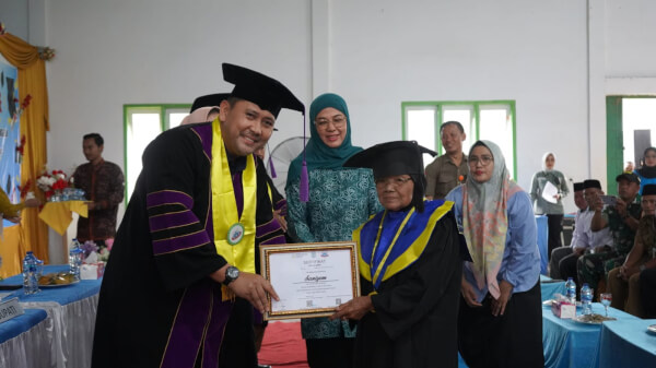 Salut dan Bangga, Bupati M. Syukur Wisudakan 150 Lansia Tangguh S1 dan S2 di Pamenang Barat