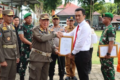 Bupati Tanggamus Berikan Penghargaan Kepada 15 Personel Polres Tanggamus