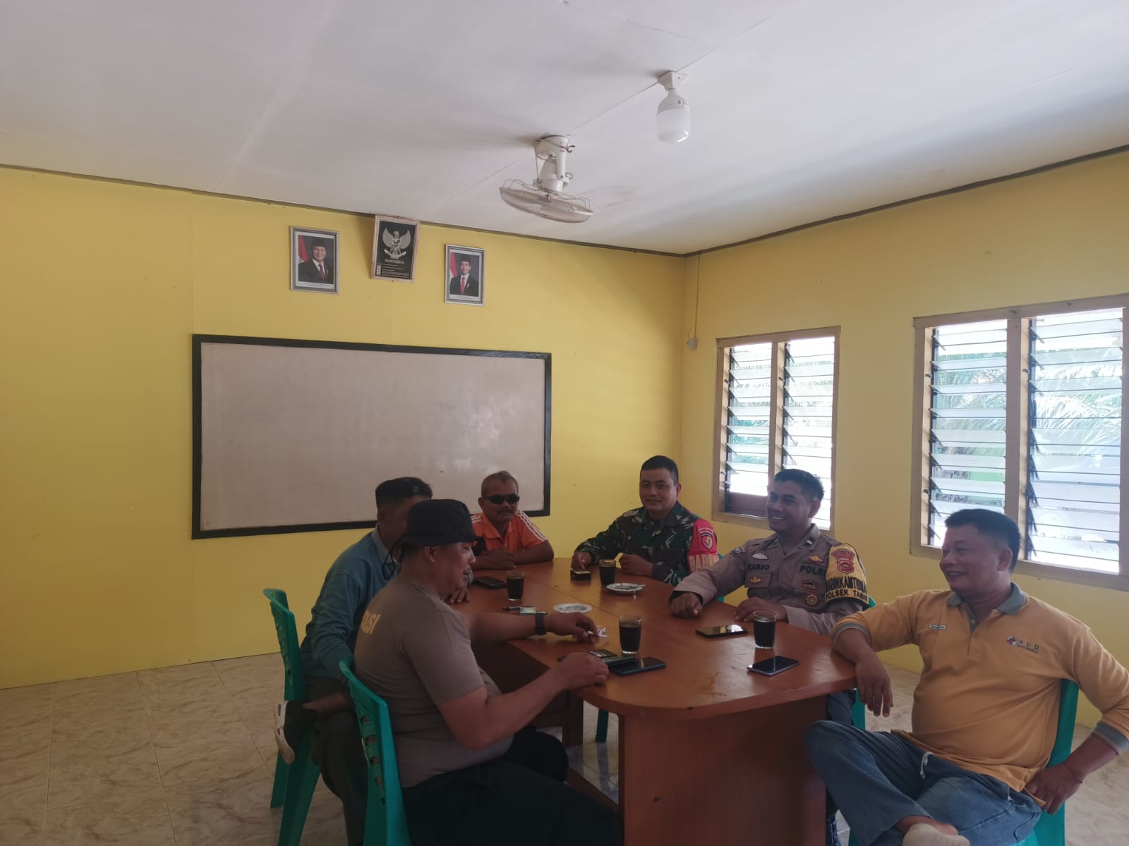 Babinsa Koramil 420-08/Tabir, Serda Abdullah Paisal, Laksanakan Komsos Bersama Bhabinkamtibmas dan Warga di Desa Air Batu, Kecamatan Tabir Ilir.