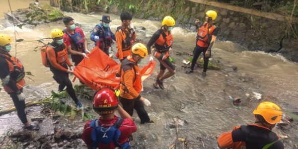 Tragedi Banjir Rajabasa: Anak 10 Tahun Hanyut di Drainase, Eva Dwiana Beri Santunan Rp10 Juta