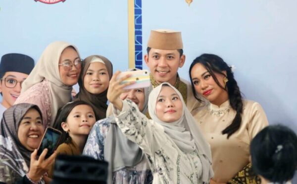 Tanpa Sekat di Hari Raya, Bupati Egi dan Zita Anjani Salami Warga di Lamban Rakyat