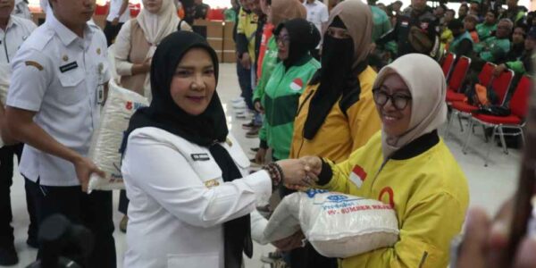 Pemkot Bandar Lampung Bagikan Beras untuk Ojol, Wali Kota Eva Dwiana: Bentuk Kepedulian Ramadan
