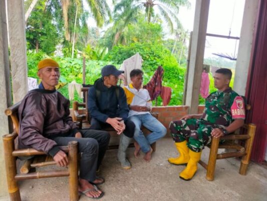 Komsos Santai Sertu Yusrizal, Pererat Silaturahmi Bersama Warga Desa Pelawan Jaya