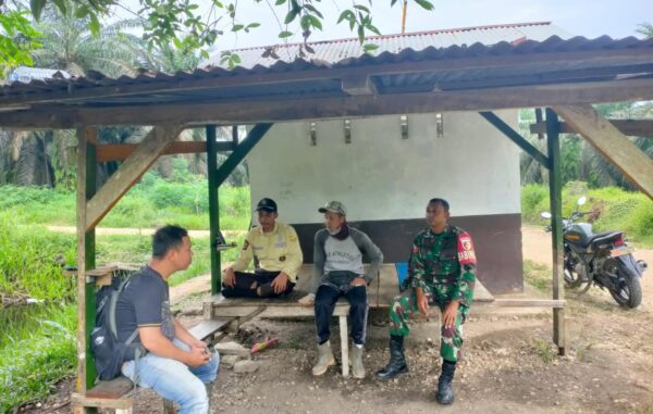 Komsos di Bulan Ramadhan, Babinsa Koramil 420-03/Pauh Pererat Silaturahmi dengan Warga Desa Seko Besar