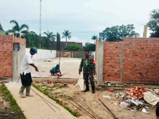 Babinsa Selalu Pantau Kegiatan Pembangunan KDKMP Di Desa Binaannya