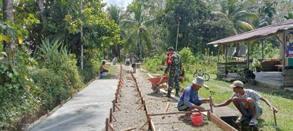 Babinsa 420/08 Tabir Pererat Silaturahmi Lewat Gotong Royong di Desa Pulau Aro