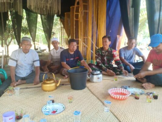 Babinsa Koramil 420-08/Tabir Serda Ansori Laksanakan Komsos Bersama Masyarakat di Desa Lubuk Bumbun Kecamatan Margo Tabir