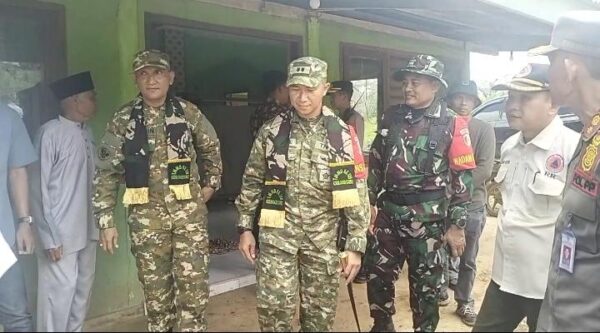 Dansatgas TMMD ke-128 Bersama Bupati Sarolangun Tinjau Rumah Tak Layak Huni Milik Warga