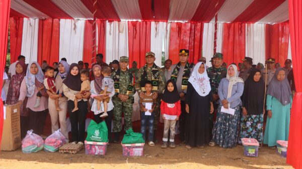 Dansatgas TMMD Pimpin Langsung Pembagian Sembako untuk Warga Desa Seko Besar