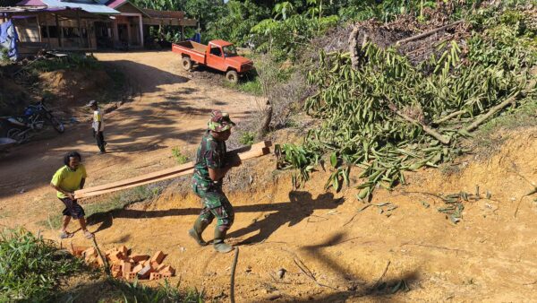Kebersamaan TNI dan Warga, Bahu Membahu Bangun Rumah Layak Huni Milik Sarwandi