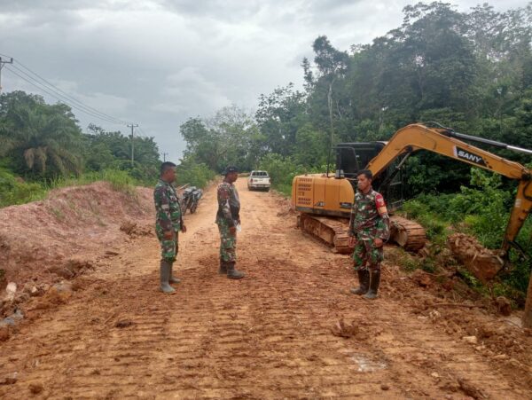 Gunakan Alat Berat, Satgas TMMD ke 128 Kodim 0420/Sarko Buat Saluran Drainase 