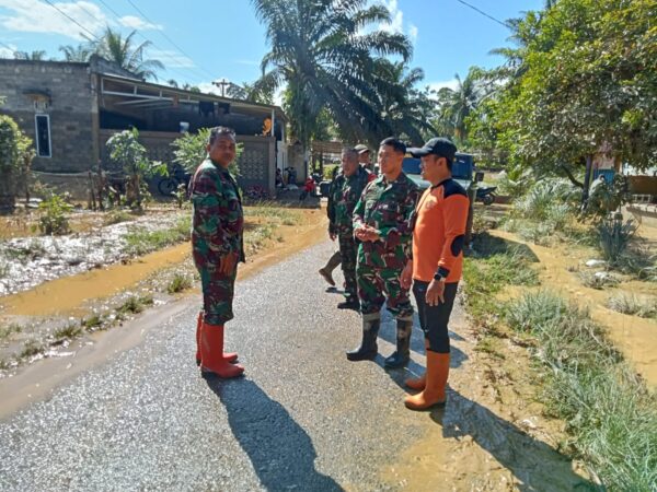 Dandim 0420/Sarko Tinjau Langsung Lokasi Banjir di Sarolangun, Pastikan Keselamatan Warga