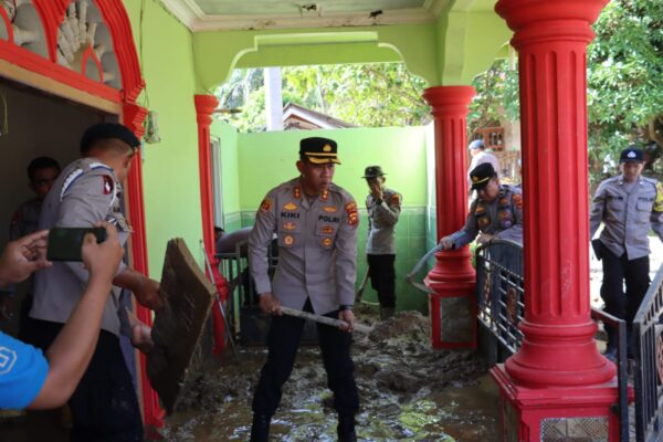 Polres Merangin Gelar Bakti Sosial dan Kerja Bakti Pascabanjir di Pulau Bayur     Kapolres Merangin Pimpin Bakti Sosial dan Kerja Bakti Pascabanjir di Pulau Bayur