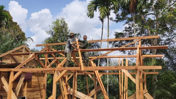 Anggota Satgas TMMD ke-128 Kodim 0420/Sarko Bersama Warga Tegakkan Tiang RLH Milik Raskam 