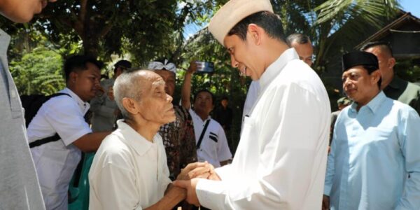 Iduladha Penuh Haru, Bupati Egi Datangi Rumah Mbah Mujiran dan Bawa Bantuan untuk Keluarga