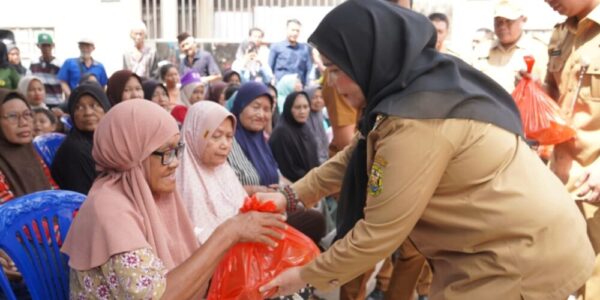 Wali Kota Eva Dwiana Salurkan Bantuan Beras untuk Ratusan Ribu Warga Bandar Lampung