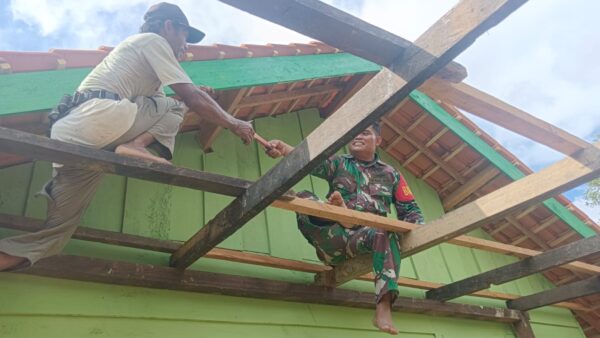 Satgas TMMD ke-128 Kodim 0420/Sarko Fokus Pemasangan Genteng RTLH, Rumah Pak Lukman Kini Lebih Nyaman