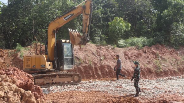 Satgas TMMD ke-128 Kodim 0420/Sarko Percepat Pengerasan Jalan di Desa Seko Besar