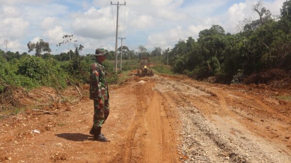 Koptu Edi Sulistyanto Fokus Benahi Titik KM 22, Satgas TMMD Ke-128 Kodim 0420/Sarko Terus Kebut Perbaikan Jalan 