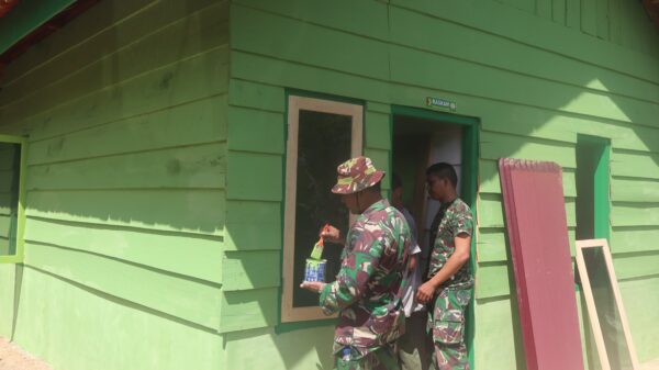 Koptu Yesnaldi Percantik Rumah Pak Kiki, Satgas TMMD Ke-128 Kodim 0420/Sarko Terus Tingkatkan Semangat Gotong Royong