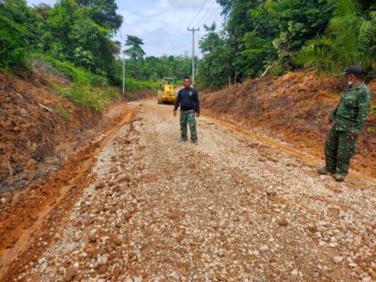 Satgas TMMD ke 128 Kodim 0420/Sarko Kembali Padatkan Sirtu di Sasaran 300 Meter Yang Selama Ini Dikeluhkan Warga