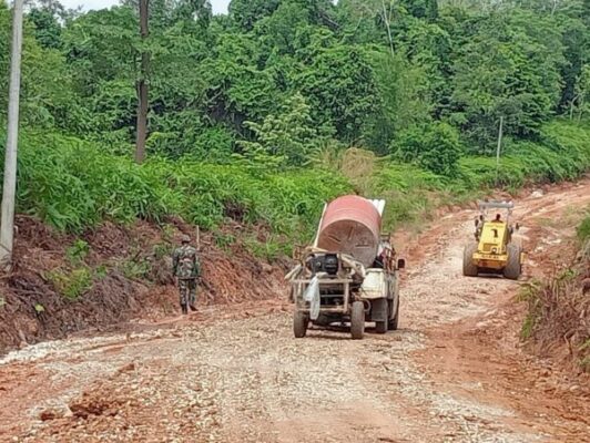Satgas TMMD ke 128 Kodim 0420/Sarko Lakukan Finishing Dilokasi Perbaikan Jalan 