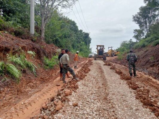 Satgas TMMD Ke-128 Kodim 0420/Sarko Rapikan Badan Jalan di Sasaran 300 Meter