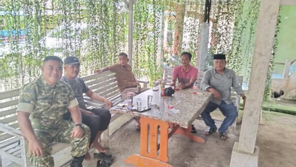 Babinsa Pererat Keakraban dengan Aparat Desa, Wujud Sinergi Jaga Keamanan Wilayah