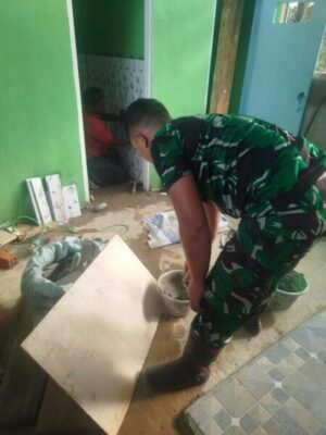 Wujudkan Fasilitas Ibadah yang Nyaman, Satgas TMMD Ke-128 Kodim 0420/Sarko Pasang Keramik MCK Masjid Nurul Huda