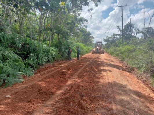 Didampingi Tim Teknis, Satgas TMMD ke 128 Kodim 0420/Sarko Melakukan Pembentukan Badan Jalan Menuju Desa Seko Besar