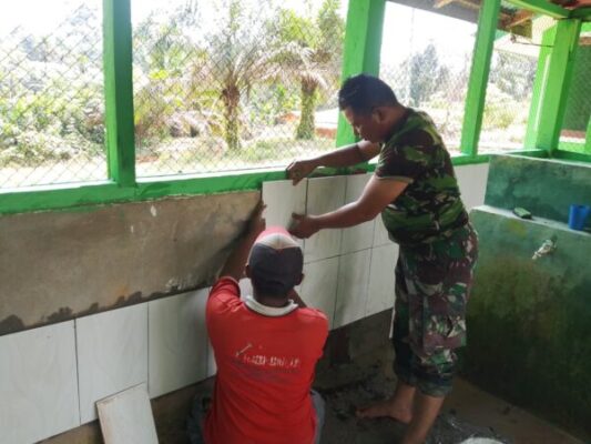 Finishing Pemasangan Keramik MCK Masjid Nurul Huda, Satgas TMMD Ke-128 Kodim 0420/Sarko Wujudkan Fasilitas Ibadah yang Nyaman