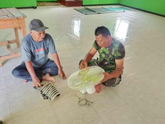 Kebersamaan Satgas TMMD Ke-128 Kodim 0420/Sarko Bersama Warga Bersihkan Kipas Angin Masjid Nurul Huda
