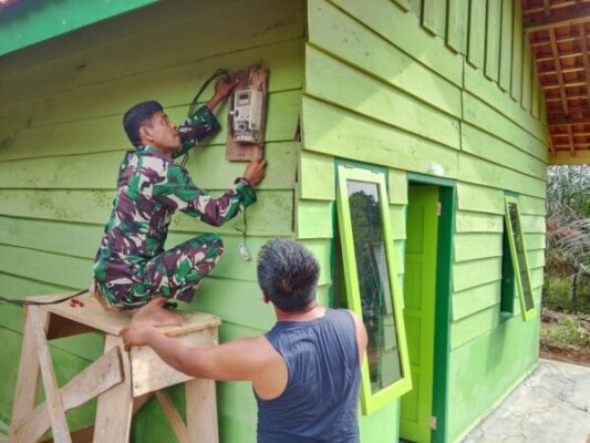 Tak Hanya Rumahnya Dibangun, Satgas TMMD Ke-128 Kodim 0420/Sarko Juga Pasang KWH Listrik Warga